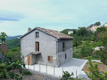 Detached town house with garden and separate annex for sale in Abruzzo.