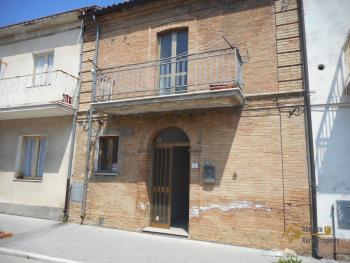 Traditional town house of 60 sqm for sale in Furci, Abruzzo. Img2